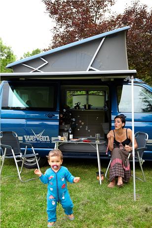 Combi Van en famille dans un camping
