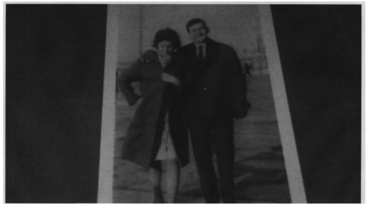 "La photo représente Marilou et moi, sur les quais de Toulon, en décembre 1960, trois jours après notre rencontre à Marseille "