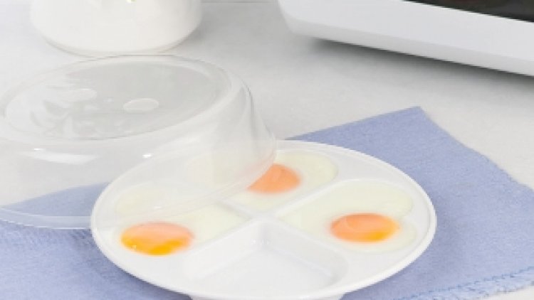 Un œuf au plat au micro-ondes ? Eh oui, c'est possible ! L'œuf au plat fait partie de ces nombreuses recettes faciles et rapides. Les personnes pressées vont adorer ! Pour ce qui n'ont pas de poêle pourront faire cuire un œuf au plat en 1 min. chrono.