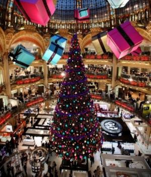 Nous voici déjà en Décembre ! Le moment est venu de découvrir les marchés de Noël 2013. Nous vous proposons de découvrir les marchés de Noël organisés sur la capitale ainsi que les illuminations qui vous attendent aux quatre coins de Paris. Véritables lieux de féerie, laissez-vous transporter dans cette ambiance de fête...