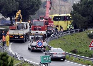 La série noire des accidents de transports en commun continue en Europe avec un accident de bus survenu hier soir dans la région de Naples.
