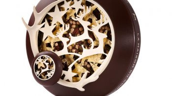 Nicolas Cloiseau, Chef de La Maison du Chocolat, nous épate par son talent avec la nouvelle collection Noël 2013. Il met sur pied le « Rêve d’une Nuit » où il est question de mouvement de rennes, de mouvement horloger pour symboliser le « Rêve d’une Nuit » dans un Conte de Noël très chocolaté. Explications en images…