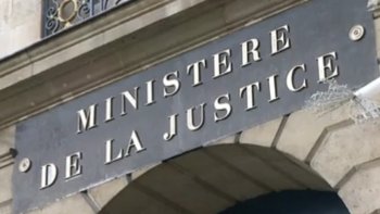 328 voix pour, 221 voix contre : le projet de loi porté par la ministre de la Justice, Christiane Taubira, a été adopté à une large majorité par l'Assemblée mardi. La réforme Taubira instaure la contrainte pénale qui permet d'effectuer une peine en milieu ouvert et de limiter la récidive. La peine-plancher, mesure emblématique de l'ère Sarkozy, est quant à elle abrogée. Le texte sera examiné par le Sénat à partir du 24 juin.