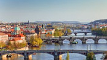 Riche de son histoire multiséculaire, la Prague est une des capitales les mieux préservées d'Europe et du monde. Plus de 50 ans de communisme ont comme arrêté le temps.Et de fait, le visiteur croit parfois rêver face à l'architecture d'une ville qui fut le décor, entre autres, du film Amadeus.
