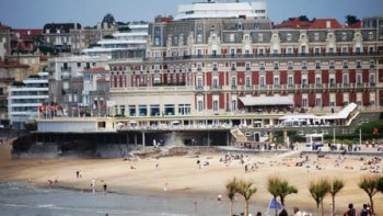 Petit tour sur la ville de Biarritz et sa côte atlantique au doux son poétique de la mer, aux panoramas enchanteresses. L'hôtel du palais offert par Napoléon, le fut a l'impératrice Eugénie et non à Élisabeth ! Ville à Vivre !
