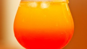 La Bomba :  est un cocktail doux, fruité et coloré que vous allez adorer  !   à déguster avec modération.
