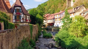 kaysersberg cité médièvale est bâtie au débouché de la vallée de la Weiss dans la plaine d'Alsace, dans une contrée fertile et pittoresque à l'entrée des  vallées de 
Lapoutroie et d'Orbey.