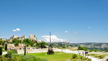 Le village des baux de provence est situé au coeur des alpilles sur un plateau rocheux à 245 d'altitude, il domine des paysages exceptionnels sur les alpilles, arles, la camargue, offrant des panoramas de toute beauté.