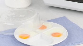 Un œuf au plat au micro-ondes ? Eh oui, c'est possible ! L'œuf au plat fait partie de ces nombreuses recettes faciles et rapides. Les personnes pressées vont adorer ! Pour ce qui n'ont pas de poêle pourront faire cuire un œuf au plat en 1 min. chrono.