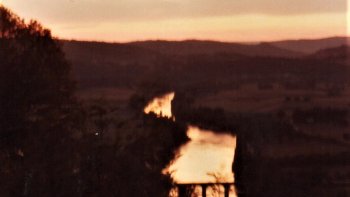 Photo de l'auteur prise de l'esplanade de Domme en Dordogne. Le coucher de soleil sur la Dordogne.
Le numérique n'existait pas à cette époque.