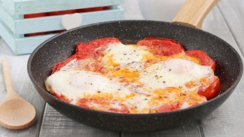 Réalisez cette recette simple, délicieuse et bon marché. C'est une recette invitante, savoureuse et rapide à préparer. Idéal pour préparer le petit-déjeuner de votre famille. Vous allez surprendre tout le monde car c'est délicieux et c'est très pratique et rapide à faire ! INGRÉDIENTS : 1 tomate - 4 œufs - sel - paprika - huile d'olive et fromage. ------- Et pour suivre, écoutez et dansé avec " Les Boléros Celttes " !